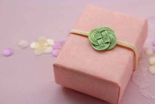 Gift box with Mizuhiki =Japanese Strings Decoration =