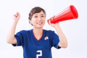 メガホンもって応援する女性の写真