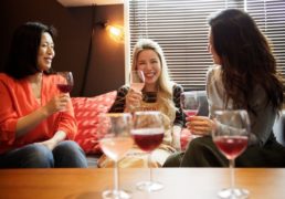 ワインを囲んで語らう女性たちの写真