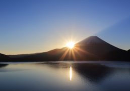 富士山から朝日が昇る写真