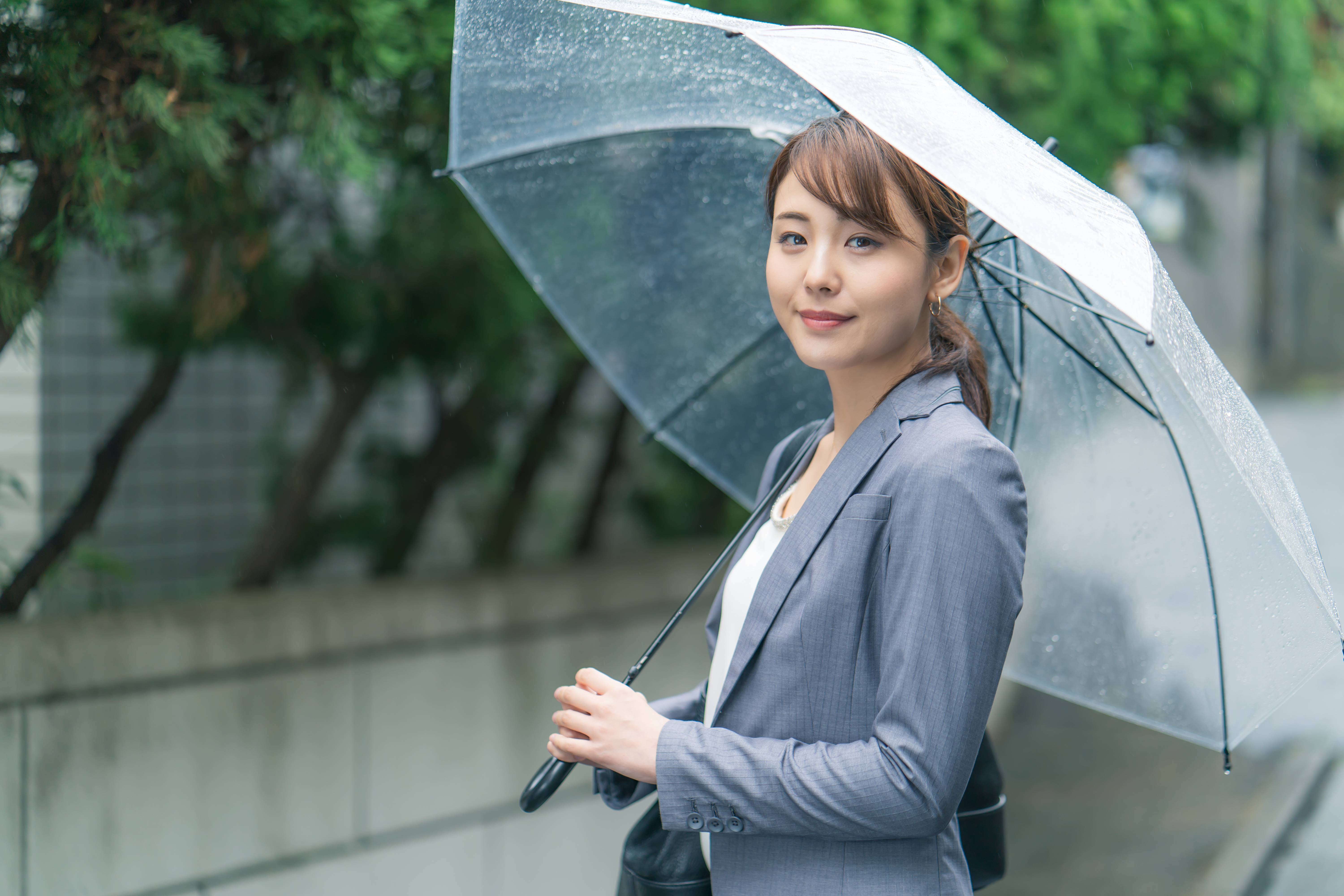 外回りのある女性必見 雨の日の「ビジネスマナー」 Manner Up Magazine