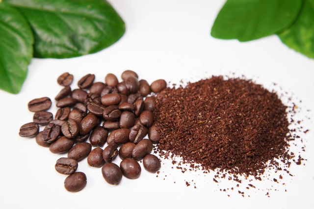 コーヒー　豆と粉を比較した写真