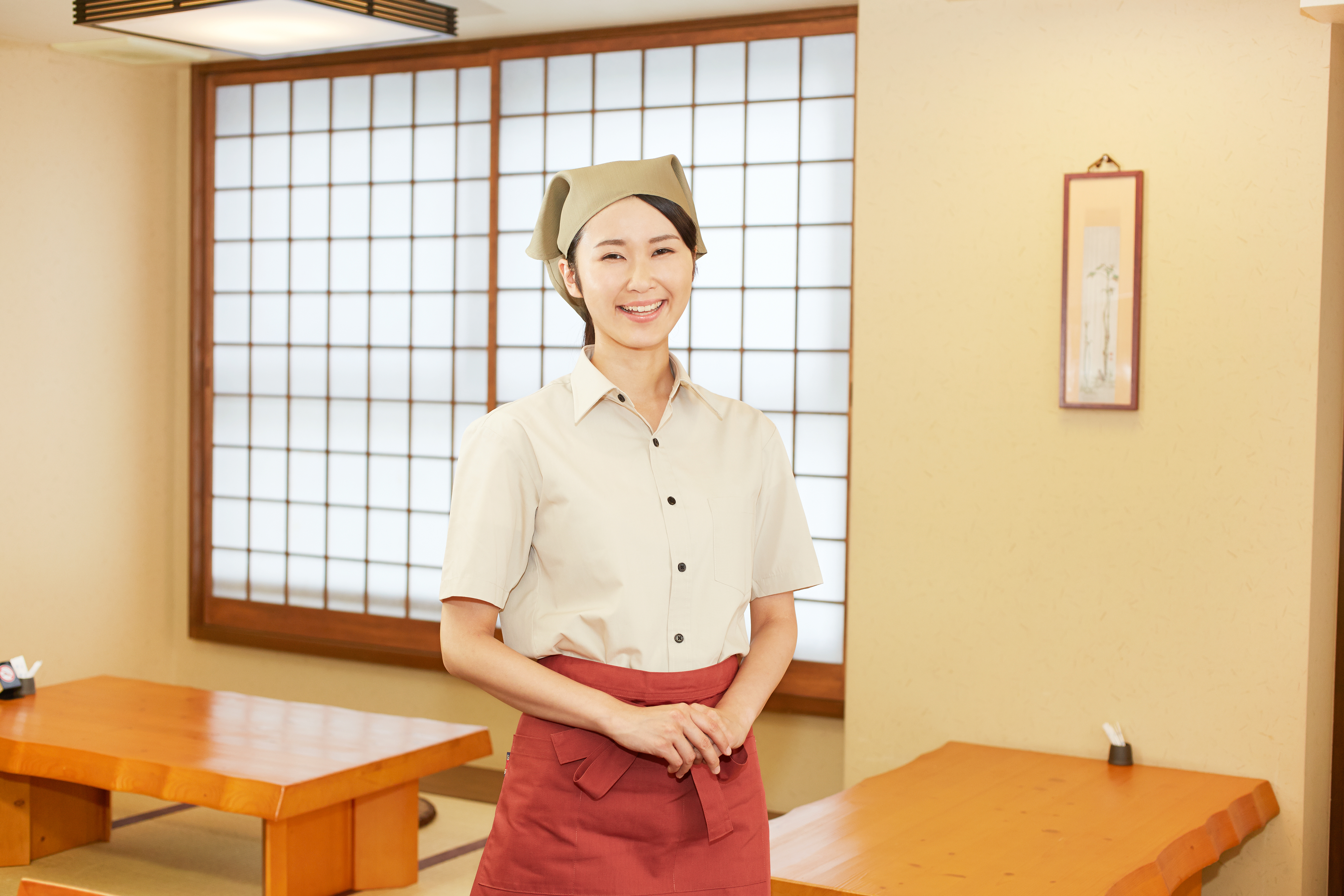 微笑む和食店スタッフの写真ポイントは前掛け
