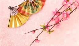 金扇に桃、和の雰囲気の写真