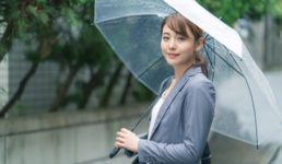 雨にたたずむビジネスウーマン